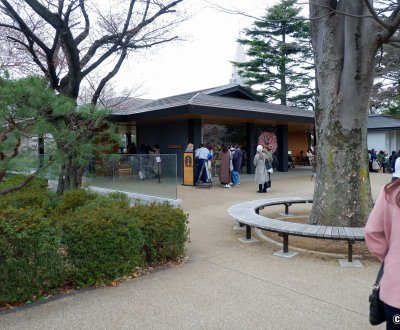 Starbucks Shinjuku Gyoen (Tokyo), entrée du café dans l'enceinte du jardin