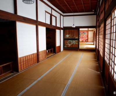 Zuishin-in (Kyoto), visite intérieure du pavillon Omoteshoin en direction de l'autel bouddhiste