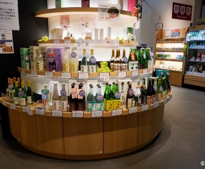 Koedo Kurari (Kawagoe), à l'intérieur de la boutique de saké Kikizake dokoro