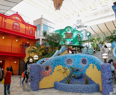 Ghibli Park (Nagoya), grand escalier central en mosaïque de l'Entrepôt géant 