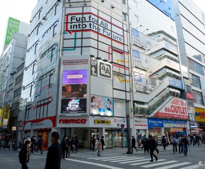 Namco Akihabara (Tokyo), devanture de l'immeuble à la sortie de la gare