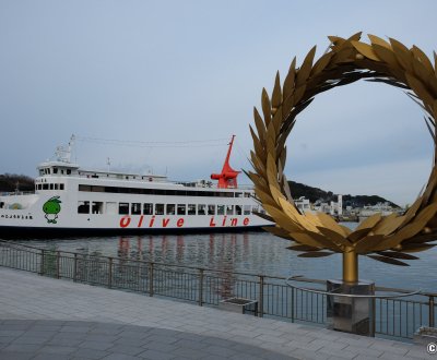 Shodoshima (Shikoku), bateau au port Tonosho et œuvre Gift of the Sun de Choi Jeong Hwa (Triennale Setouchi 2013)