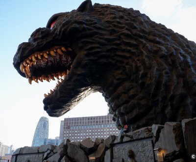 Statue de la tête de Godzilla (Kabukicho, Shinjuku à Tokyo), vue depuis le Café Terrace Bonjour de l'hôtel Gracery