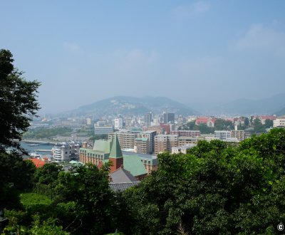 Glover Garden (Nagasaki), panorama sur la ville et les pavillons de l'église catholique Oura