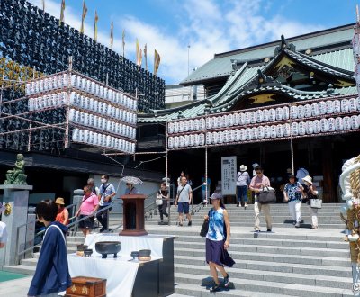 Naritasan Fukagawa Fudo-do (Tokyo), vue sur les pavillons principaux (ancien et moderne) pendant Fukagawa Hachiman Matsuri