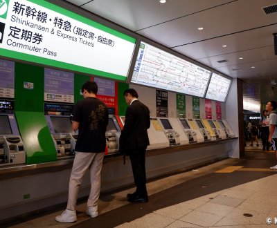Tokyo, guichets automatiques pour l'achat de tickets de train