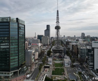 Hisaya Odori (Nagoya), vue aérienne par drone du parc et de la tour Mirai Tower