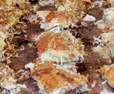Okonomiyaki prêts à manger lors du Koenji Awa Odori à Tokyo