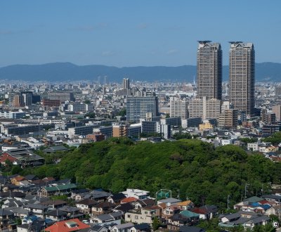 Maire de Sakai (sud d'Osaka), vue depuis l'observatoire sur la ville et le Kofun de l'empereur Hanzei