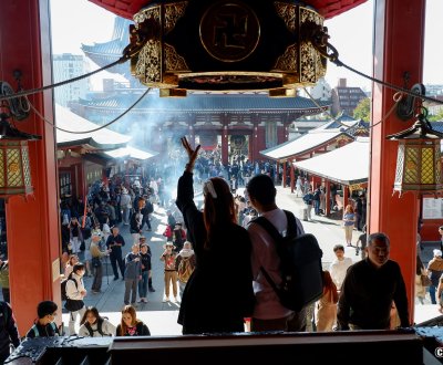 Senso-ji (Asakusa, Tokyo), touristes devant le pavillon de prière (nov. 2023)