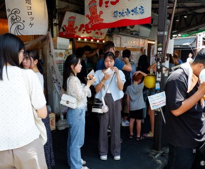 Marché extérieur de Tsukiji (Tokyo), dégustation dans les rues du marché alimentaire