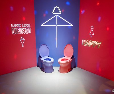 Unko Museum (Tokyo), exposition de 2 toilettes colorées pour une photo de couple sur le trône