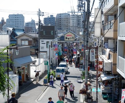 Yanaka Ginza (Tokyo), vue sur la rue depuis l'escalier Yuyake Dandan