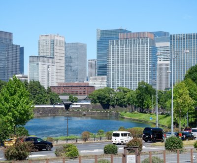 Hibiya (Tokyo), vue sur les douves du palais impérial et les grattes-ciels de Hibiya-dori