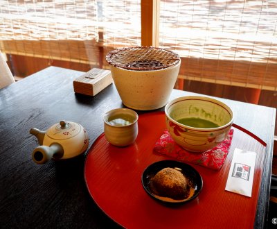 Gion Tokuya (Kyoto), bol de thé Matcha et pâtisserie japonaise traditionnelle