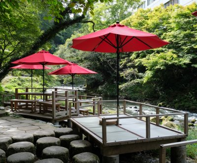 Gorges de Kakusenkei (Yamanaka Onsen), salon de thé au bord de la rivière Kakusenkei Kawadoko