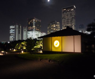 Hamarikyu Tsukimi Sanpo (Tokyo), façade du pavillon de thé Tsubame-no-Ochaya éclairée par une lune dorée avec un lapin