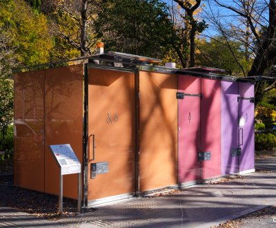 The Tokyo Toilet (Shibuya), toilettes du mini-parc Yoyogi Fukamachi version opaque en hiver, Shigeru Ban