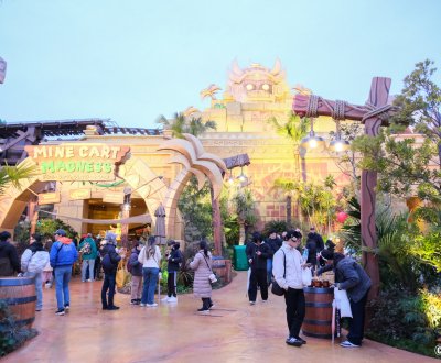 Donkey Kong Country (USJ, Osaka), vue sur le Temple d'or à la tombée de la nuit