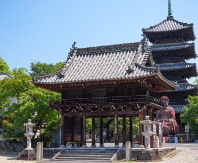 Kosho-ji (Nagoya), vue sur la porte Chumon, le grand bouddha rouge et la pagode du temple