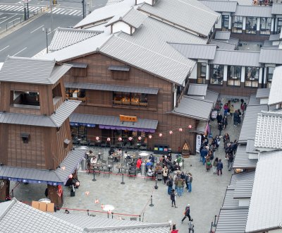 Toyosu Senkyaku Banrai (Tokyo), vue sur la place centrale du marché et le clocher Toki no Kane