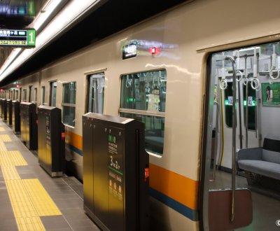 Quai du métro à Osaka (ligne Chuo)