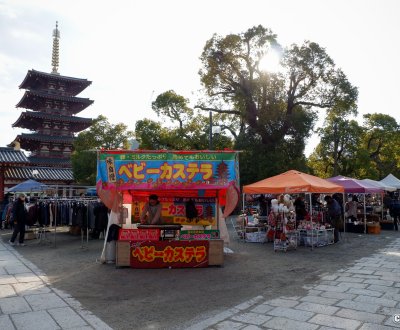 Marché aux antiquités de Shitenno-ji (Osaka), stands et vue sur la pagode du temple