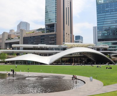 Grand Green Osaka (Umeda), vue sur le plan d'eau et l'auvent du parc Umekita en été