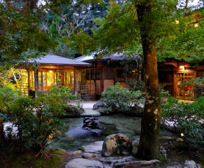 Iwaso (Miyajima), Vue du petit jardin japonais devant l'entrée du ryokan