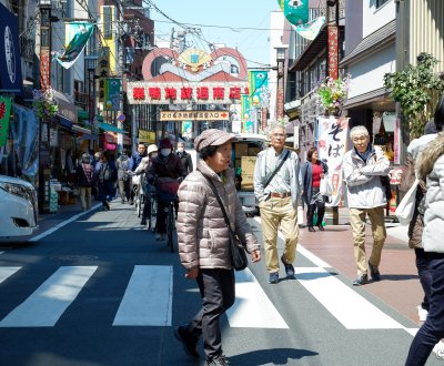 Sugamo (Tokyo), personnes âgées dans la rue commerçante Jizo-dori 