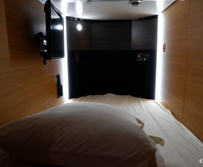 Capsule Inn Osaka (Umeda), vue de l'intérieur d'une capsule de luxe de l'hôtel