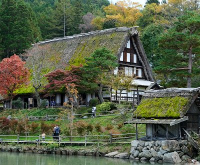 Hida no Sato (Takayama), Vue sur une maison traditionnelle à toit de chaume gassho-zukuri en automne Hida no Sato (Takayama), Vue sur une maison traditionnelle à toit de chaume gassho-zukuri en automne