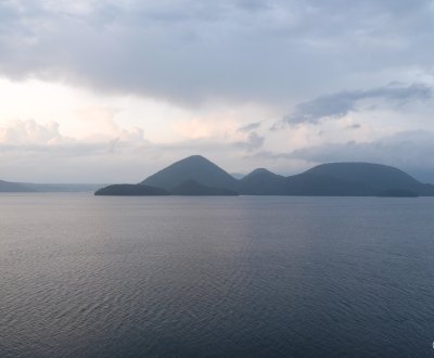 Lac Toya (Hokkaido), vue sur l'île Nakajima