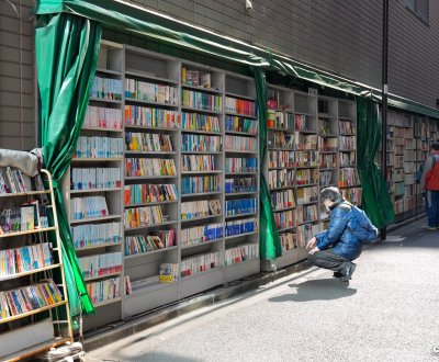 Jimbocho (Tokyo), Rayonnage de bouquiniste en extérieur