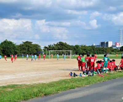 Berges Arakawa Dote (Tokyo), jeunes à l'entrainement de foot