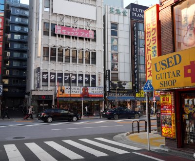 Ochanomizu (Tokyo), Rue bordée de magasins d'instruments de musique d'occasion