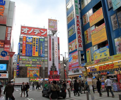 Akihabara (Tokyo), vue sur les magasins à la sortie de la gare JR