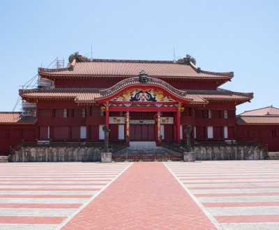 Pavillon principal Seiden et cour Una du château de Shuri (en 2009)