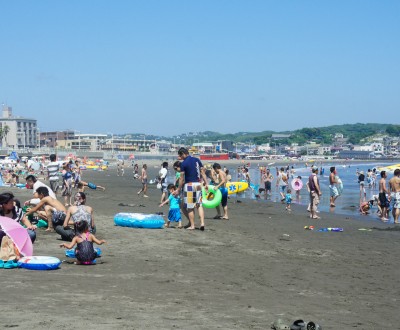 Plage de Kugenuma près de l'Ile d'Enoshima