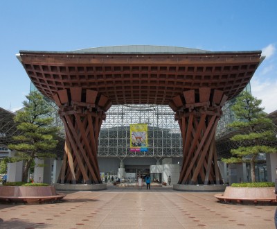 Kanazawa, porte Tsuzumi-mon devant la gare JR