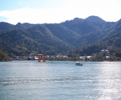 Vue sur l'île de Miyajima et son torii flottant