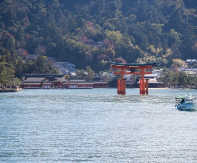 Miyajima (Chugoku), vue sur le torii et l'île