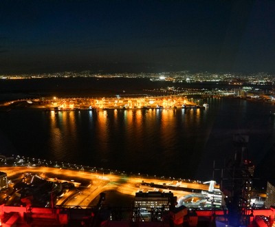 Baie d'Osaka, vue nocturne sur l'île artificielle de Yumeshima