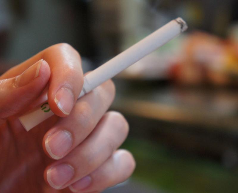 Cigarette allumée dans un restaurant japonais Cigarette allumée dans un restaurant japonais