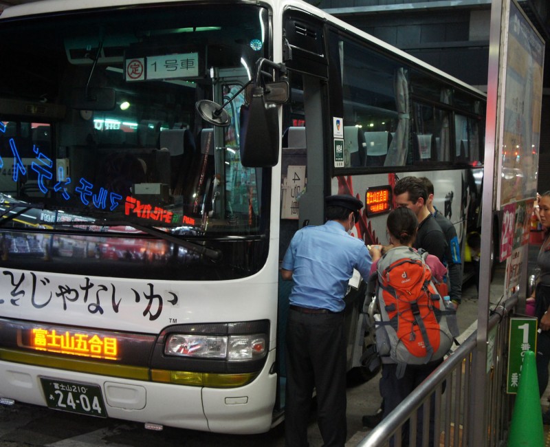 Ascension du Mont Fuji, montée dans le bus à Shinjuku pour la 5e station du Yoshida Trail