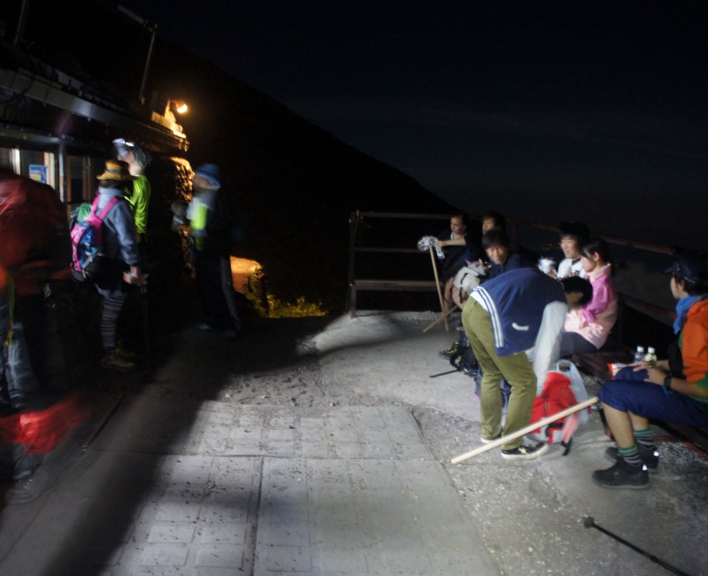 Ascension du Mont Fuji, pause à une station sur le sentier Yoshida