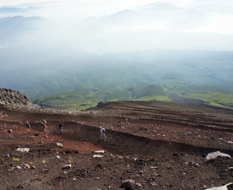 Ascension du Mont Fuji, descente en zigzag sur le sentier Yoshida