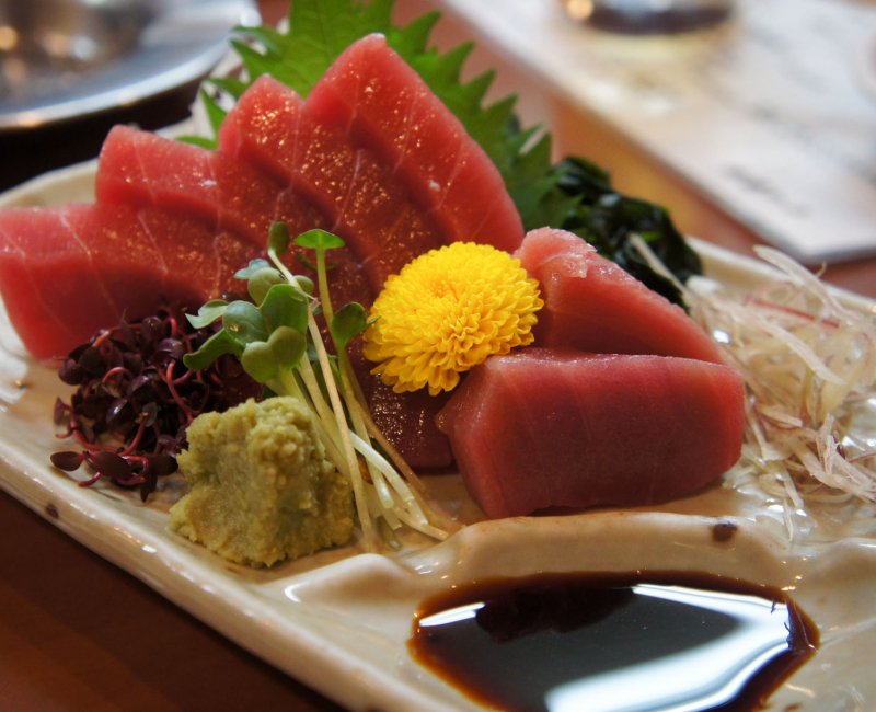 Assiette de sashimi de thon avec Wasabi et Shoyu pour assaisonner