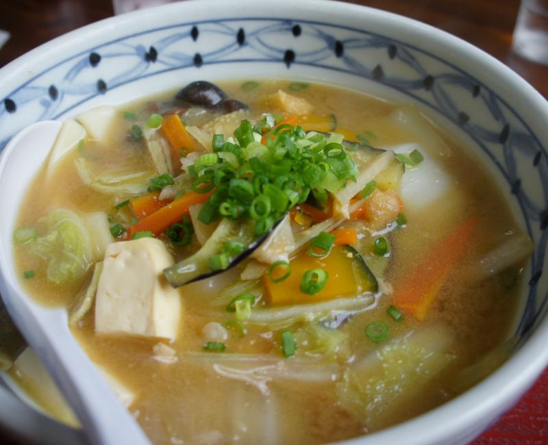 Dango-jiru, spécialité régionale d'Oita à base de nouilles plates, boulettes de blé, miso et garnitures Dango-jiru, spécialité régionale d'Oita à base de nouilles plates, boulettes de blé, miso et garnitures