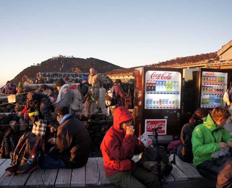 Mont Fuji, distributeurs de boissons au sommet Mont Fuji, distributeurs de boissons au sommet